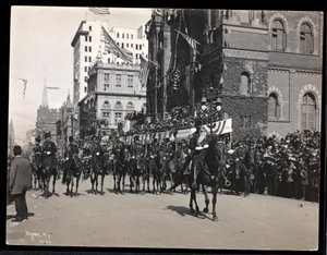Vue du général Roe et du personnel du gouverneur à cheval lors du défilé Dewey sur la Cinquième Avenue, New York, 1938